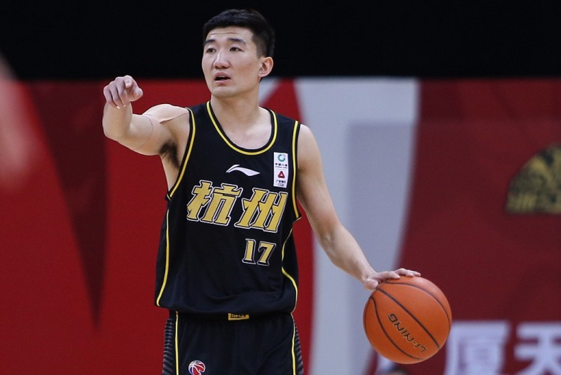 离谱！赛前费耶诺德调整名单以备NBA总决赛赛后洛杉矶湖人调整名单以备CBA常规赛，冲刺阶段密尔沃基雄鹿备战NBA总决赛的简单介绍